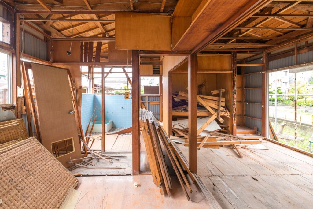 内装の解体を内装の解体をしている