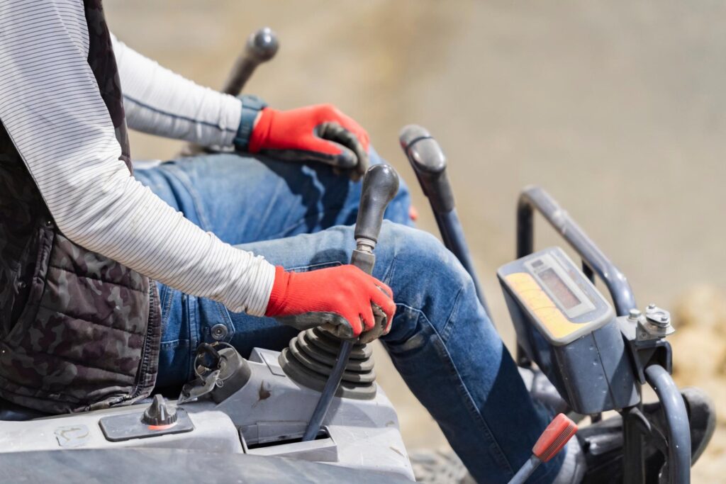 職人が丁寧な仕事をしているイメージ画像