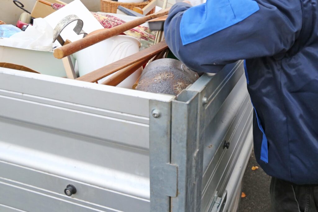 産業廃棄物を収集運搬しているイメージ画像